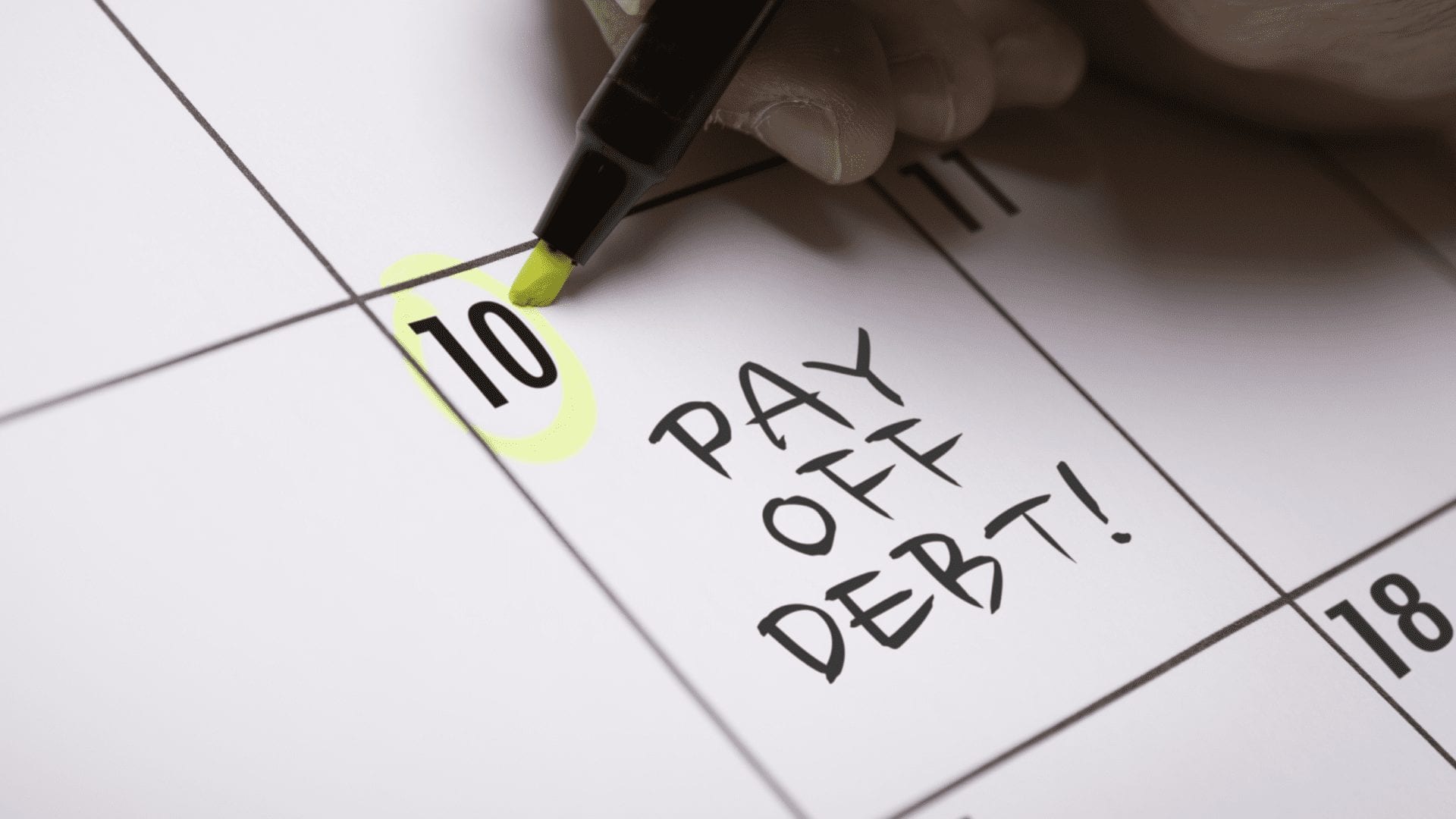 pagar la deuda en un círculo en el calendario